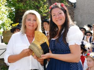 Mehr über den Artikel erfahren Gemeinderätin Elfie Kreiter spendete wertvolle Goldhaube an Trachtenverein Krems-Stein